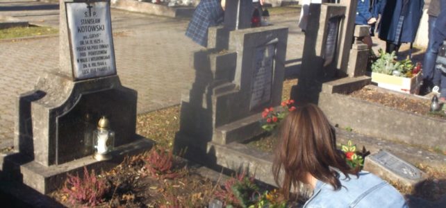 Upamiętnienie żołnierzy z okazji świąt Wszystkich Świętych Upamiętnienie żołnierzy z okazji świąt Wszystkich Świętych